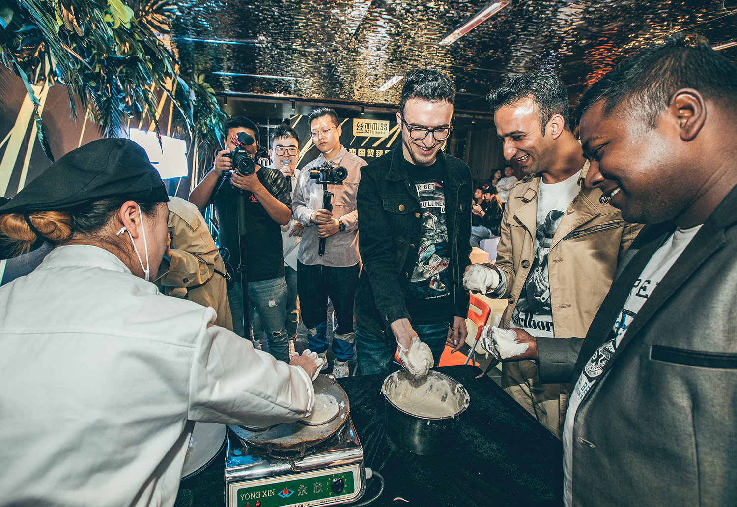 腾博汇游戏官网，这家贵阳标记性的小吃店，在贵阳最好的阛阓国贸广场搞事