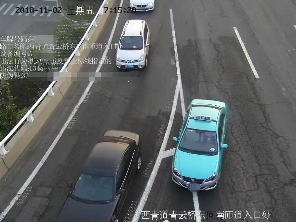 开车的司机请注意:这种线千万不要压,否则就要扣3分罚100元|导流线