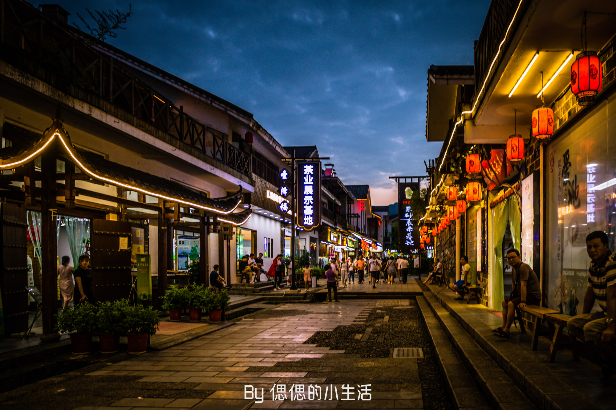 张家界的这条街,外地人扎堆,本地人不去!