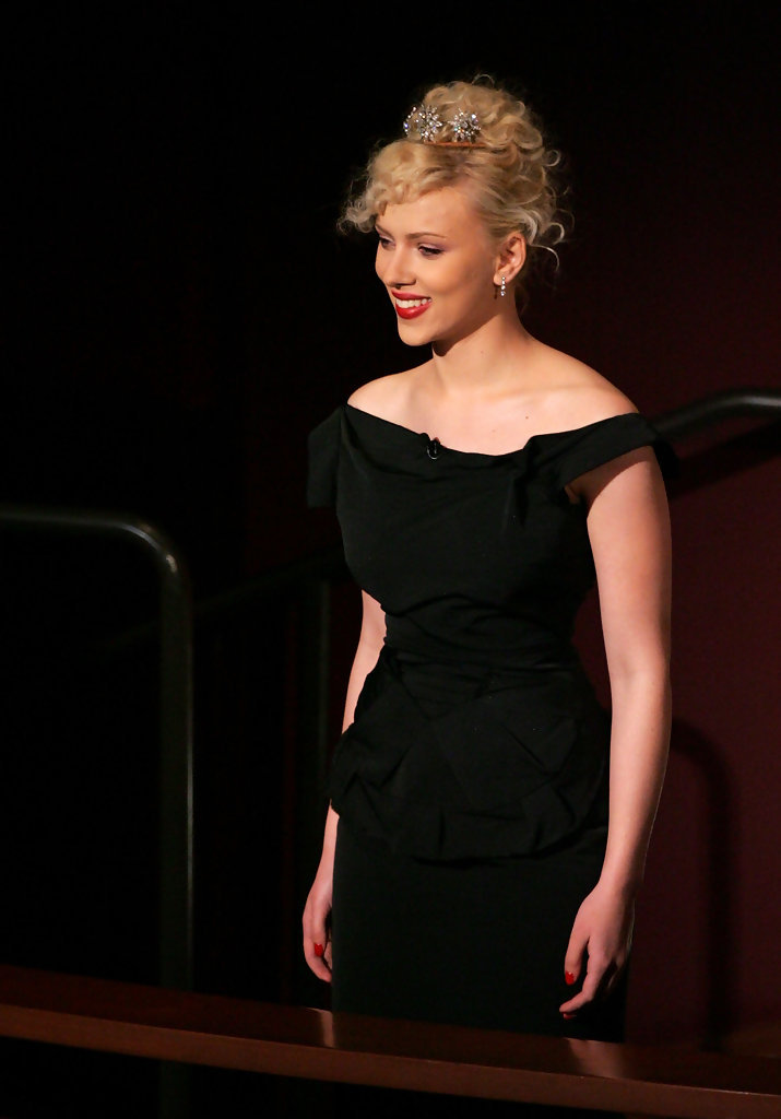 2005年奥斯卡颁奖典礼上的斯嘉丽约翰逊太好看了吧