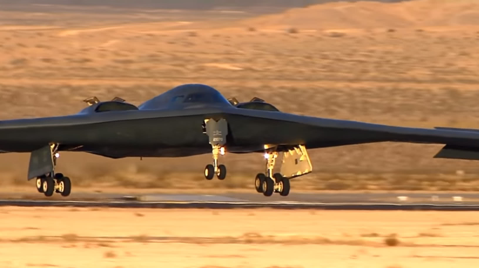 美国空军"幽灵"隐身轰炸机训练新猛照 依旧是全球唯一