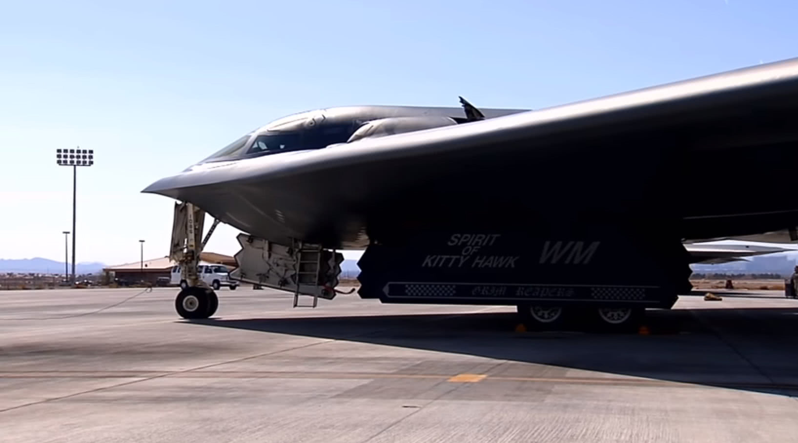 美国空军"幽灵"隐身轰炸机训练新猛照 依旧是全球唯一