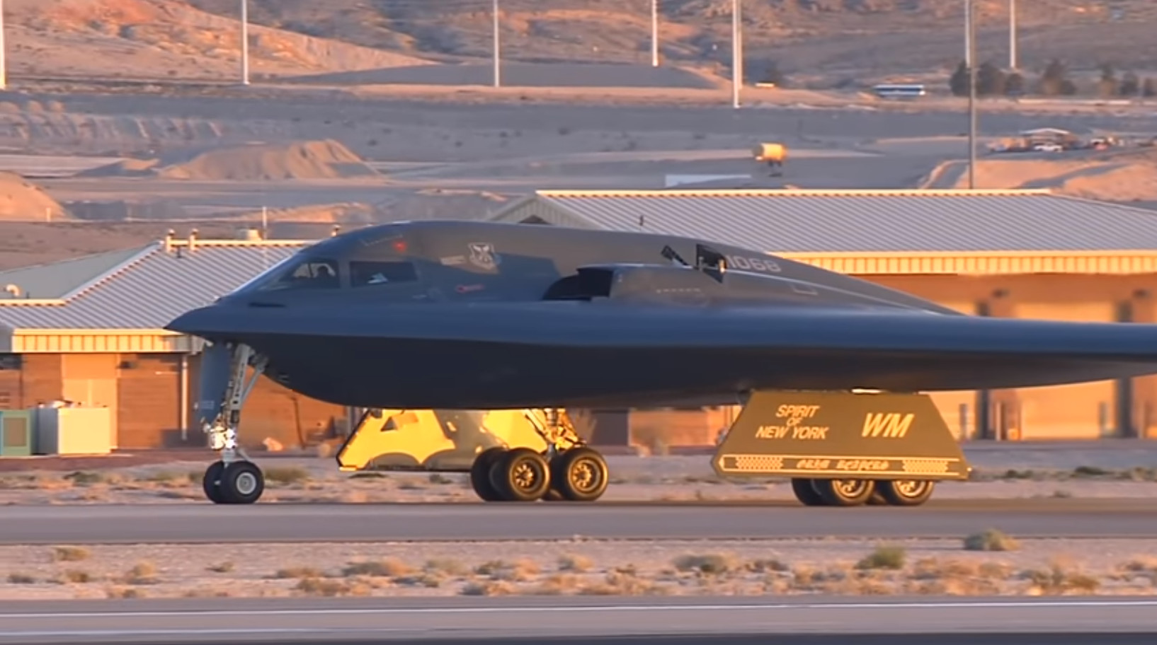 美国空军"幽灵"隐身轰炸机训练新猛照 依旧是全球唯一