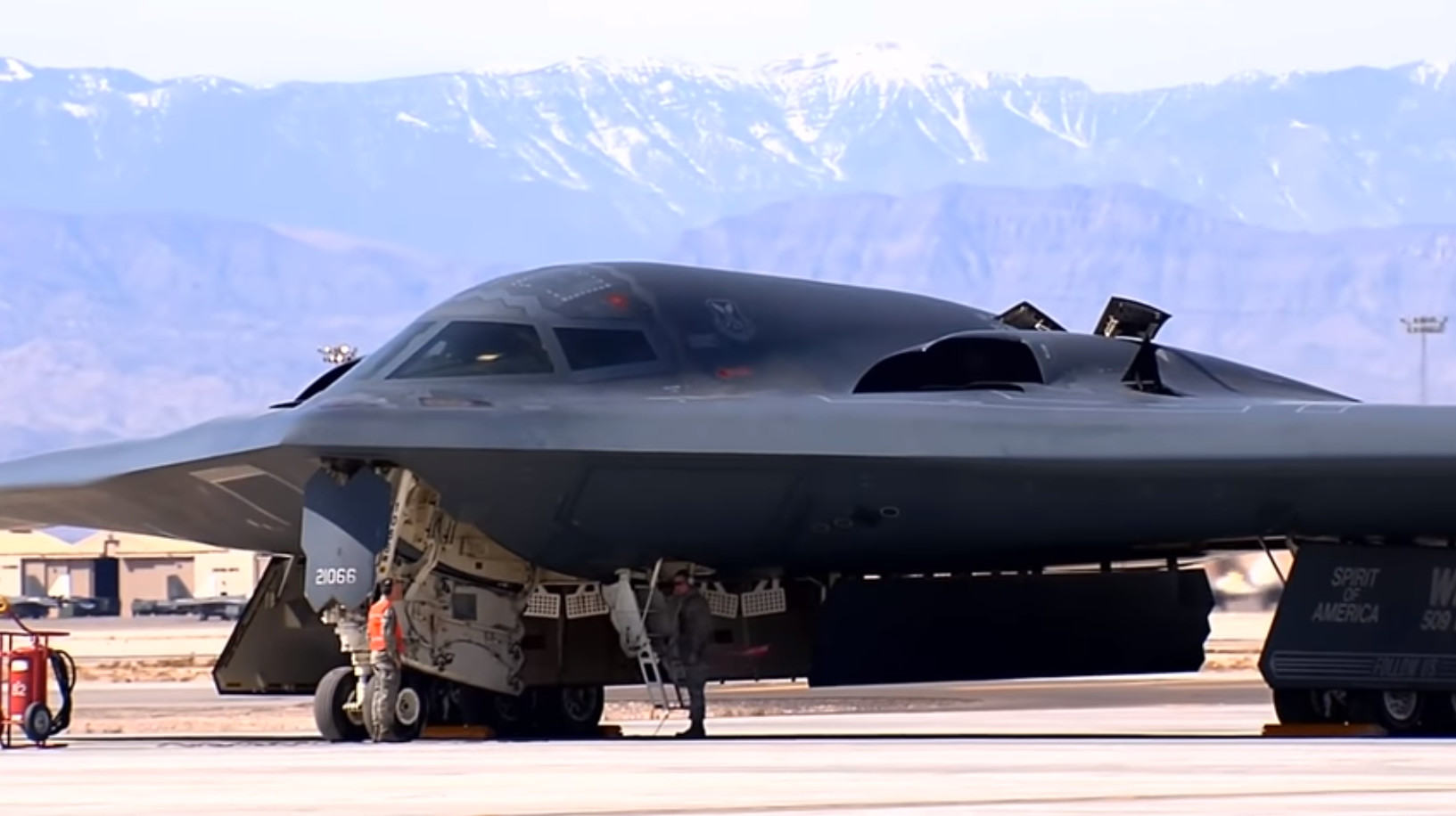 美国空军"幽灵"隐身轰炸机训练新猛照 依旧是全球唯一