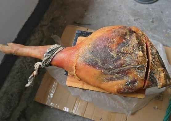 买的火腿长绿霉了到底还能不能吃有人不懂其实要分情况