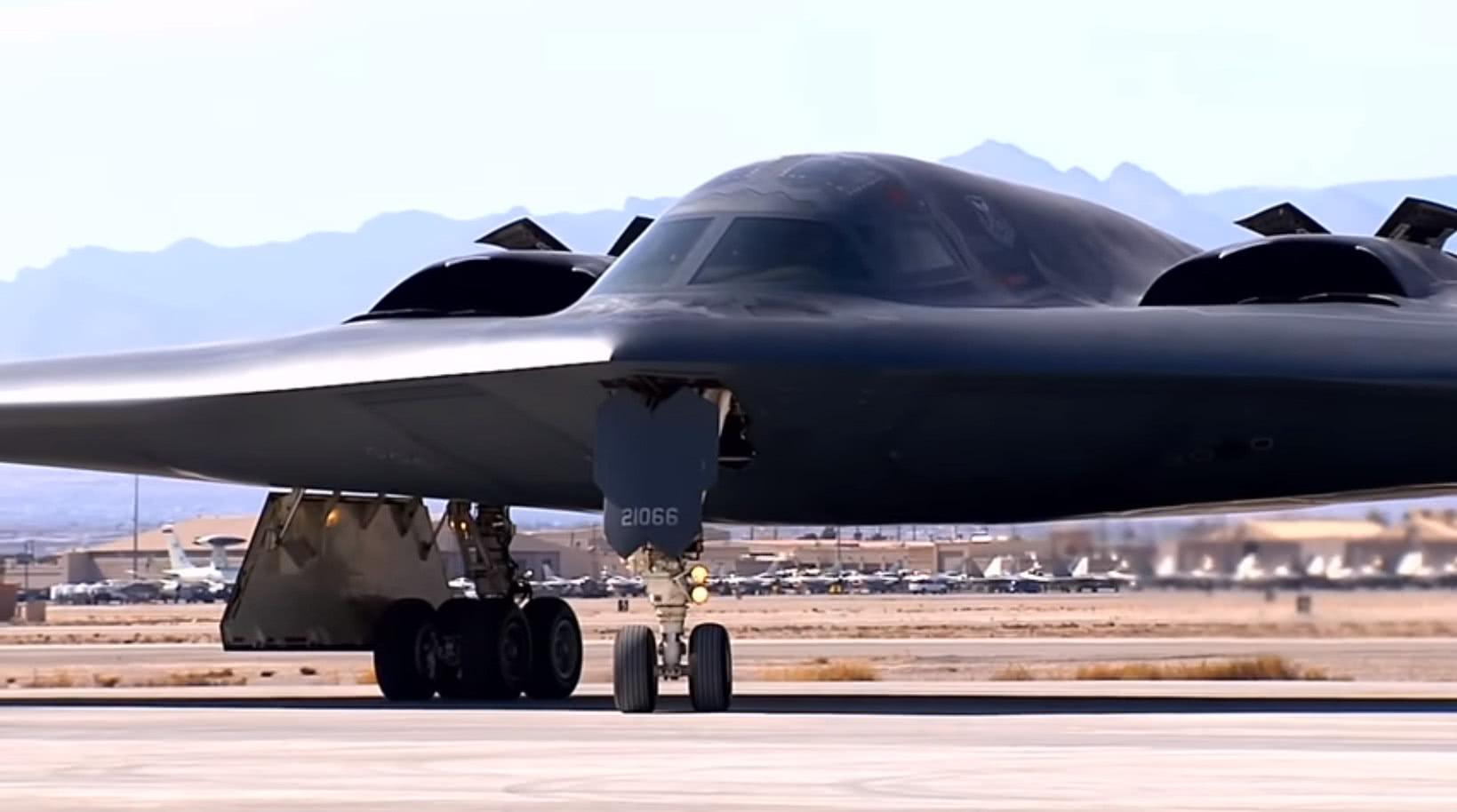 美国空军"幽灵"隐身轰炸机训练新猛照 依旧是全球唯一