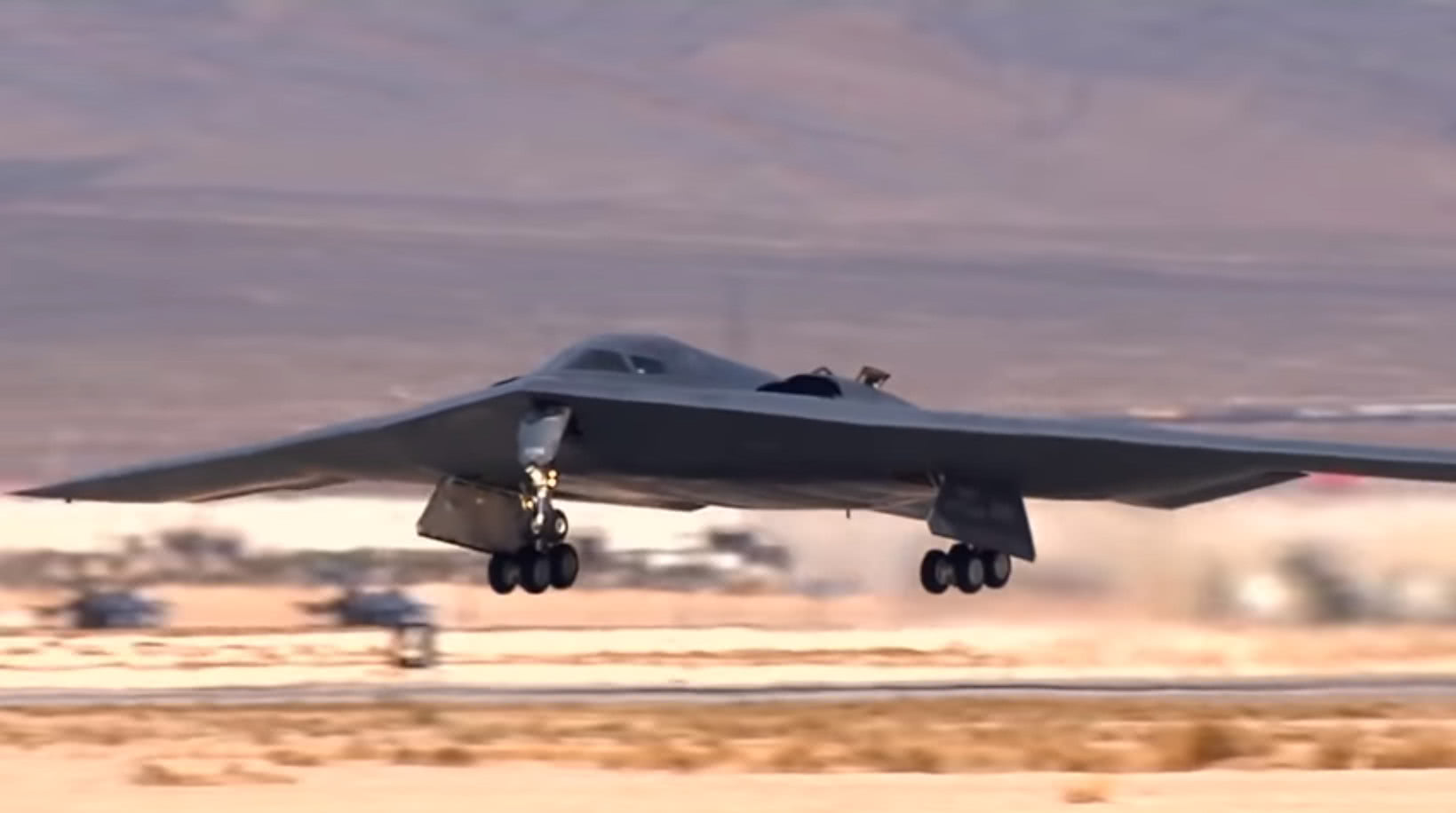 美国空军"幽灵"隐身轰炸机训练新猛照 依旧是全球唯一