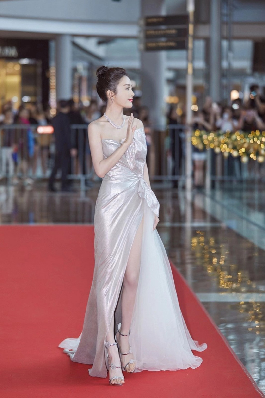 红遍海外,秦岚亮相某海外红毯,性感优雅美如画,粉丝尖叫不断!