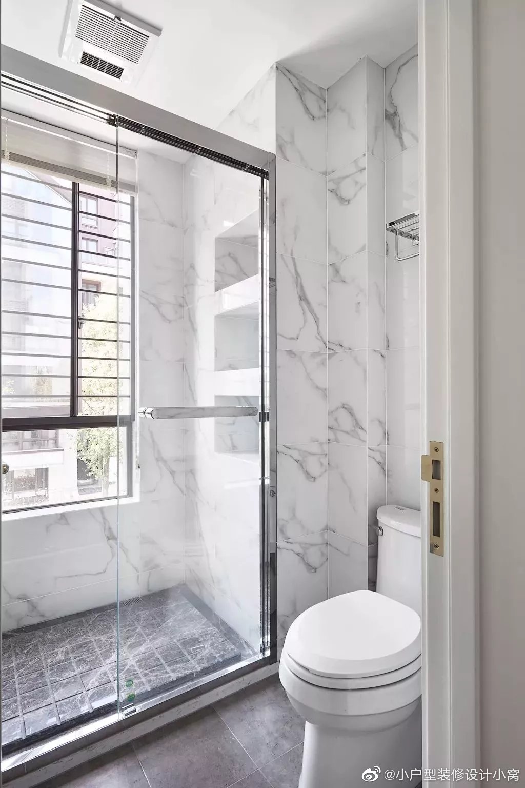 卫生间淋浴区设计一个壁龛,洗发水跟沐浴露都可以收纳在里面