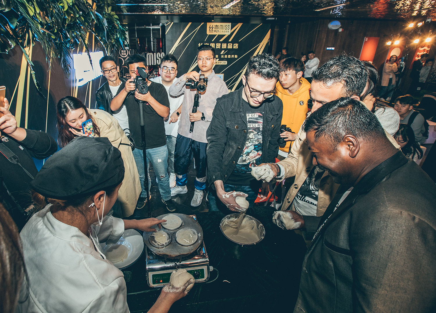 腾博汇游戏官网，这家贵阳标记性的小吃店，在贵阳最好的阛阓国贸广场搞事