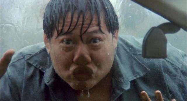 撑伞美女的饰演者叫张瑞竹,除了《火烧岛》外,她当年在苏有朋版《绝代