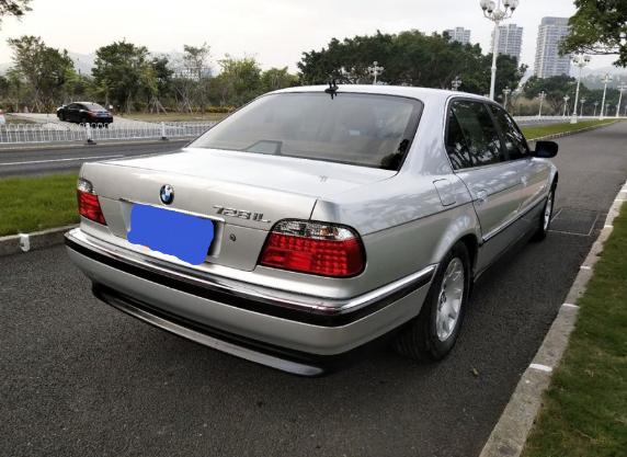 老板把开了10年的宝马728送给了司机,精心保养一番后焕然一新