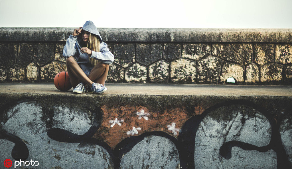 美女拍摄复古格调篮球写真身着短裤性感迷人