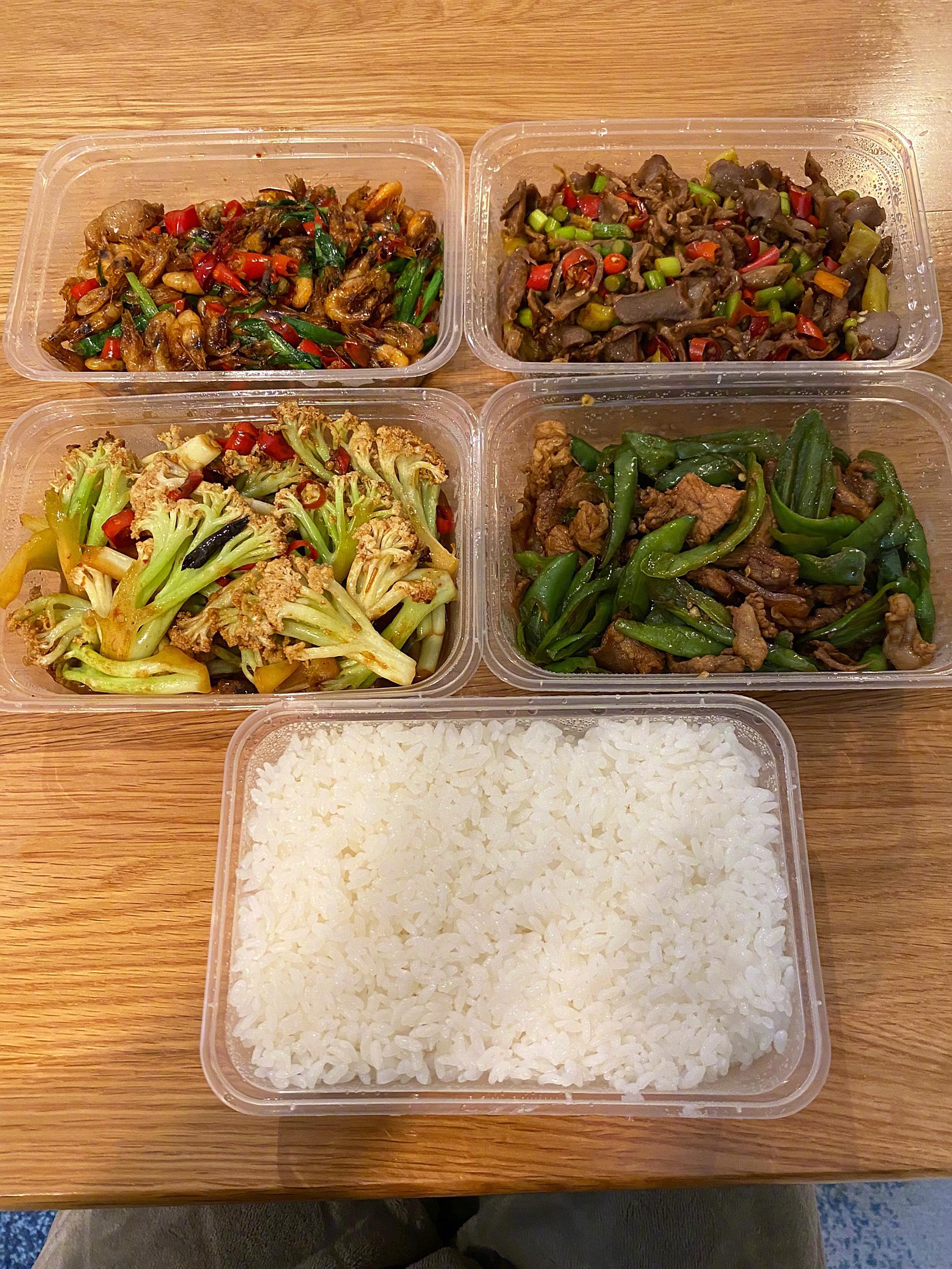 在吗姐妹们?我外卖到了,一个人吃挺没意思的……嘻嘻