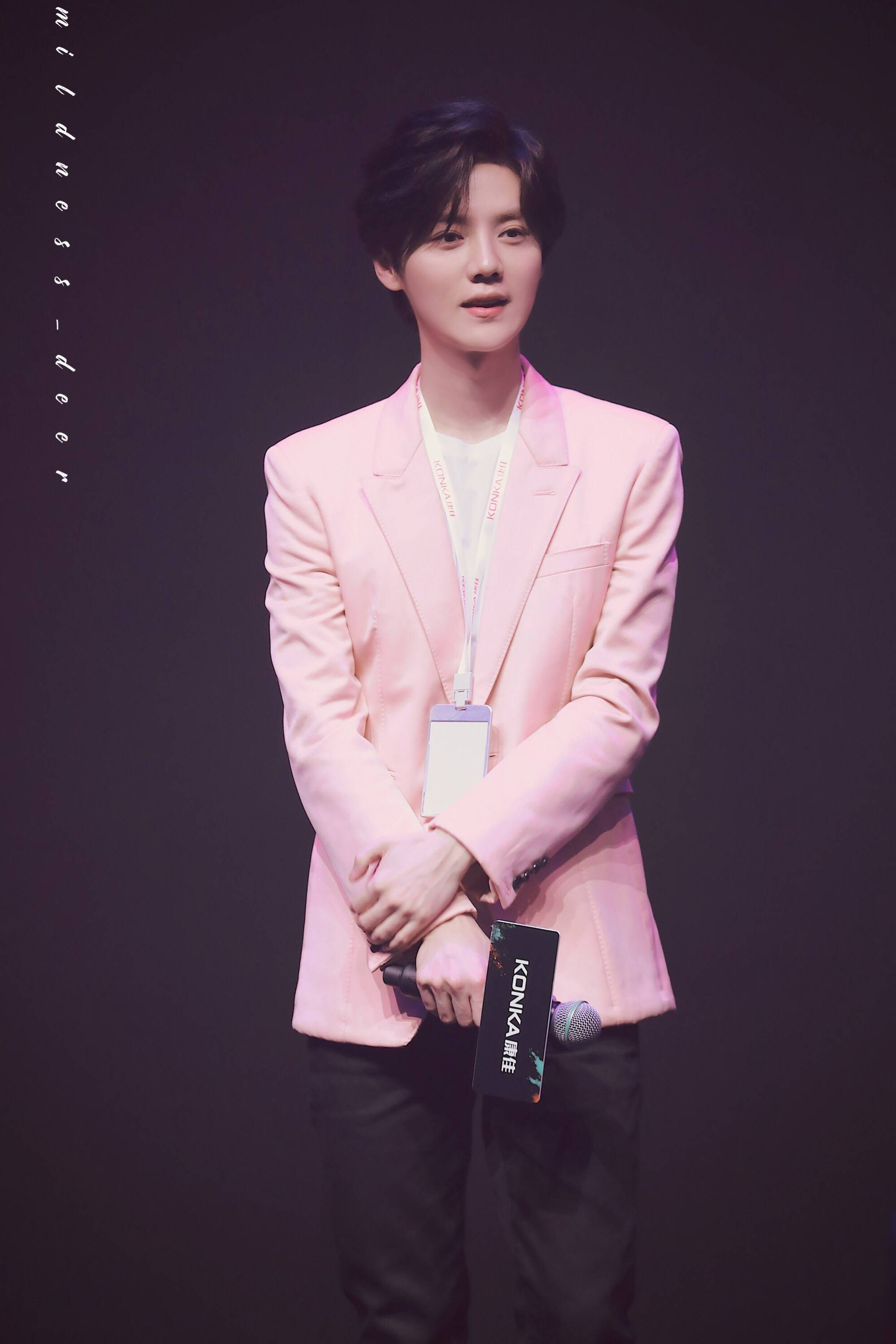 粉色西装看起来好嫩