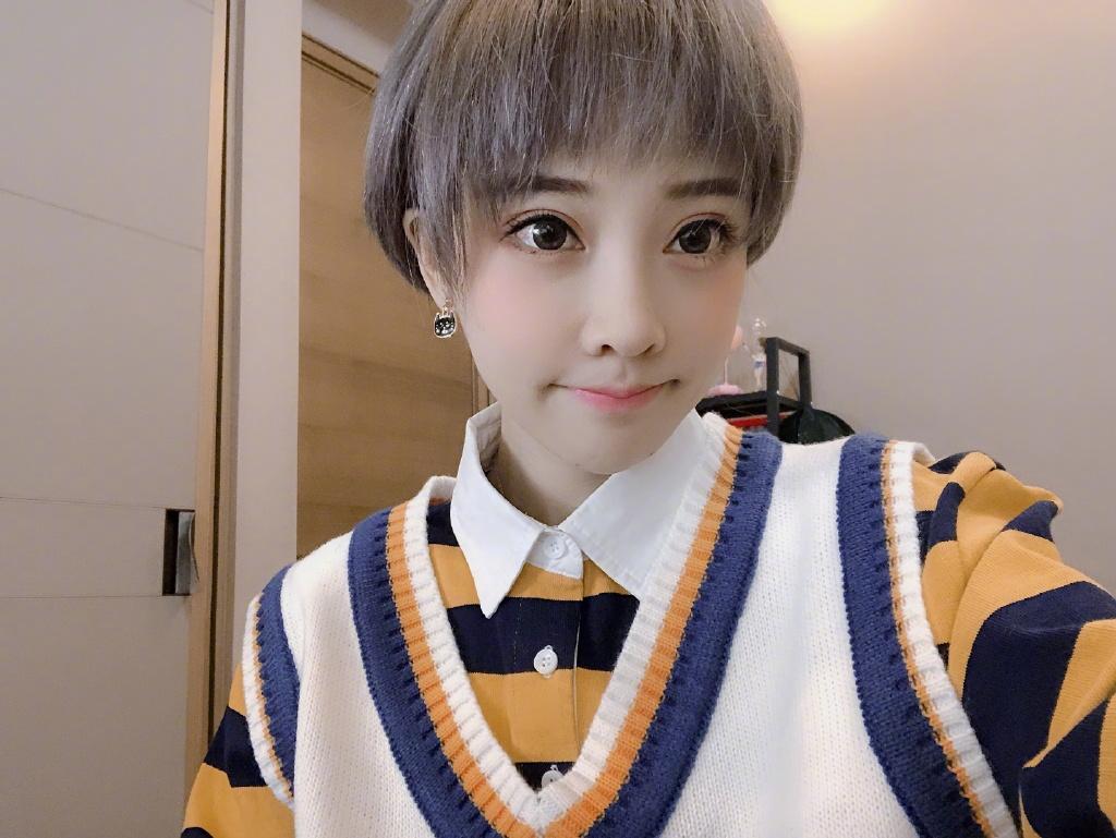 冯提莫换新形象, 称短头发更显高, 粉丝直呼变成"