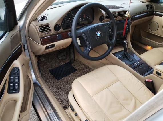 这是2000款的宝马7系 728il的驾驶室,把内饰清洗干净后依旧很新,毕竟