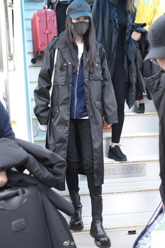 今日跨年彩排私服 Prada黑色风衣搭配bv马丁靴 今日跨年彩排私服 Prada黑色风衣搭配bv马丁靴