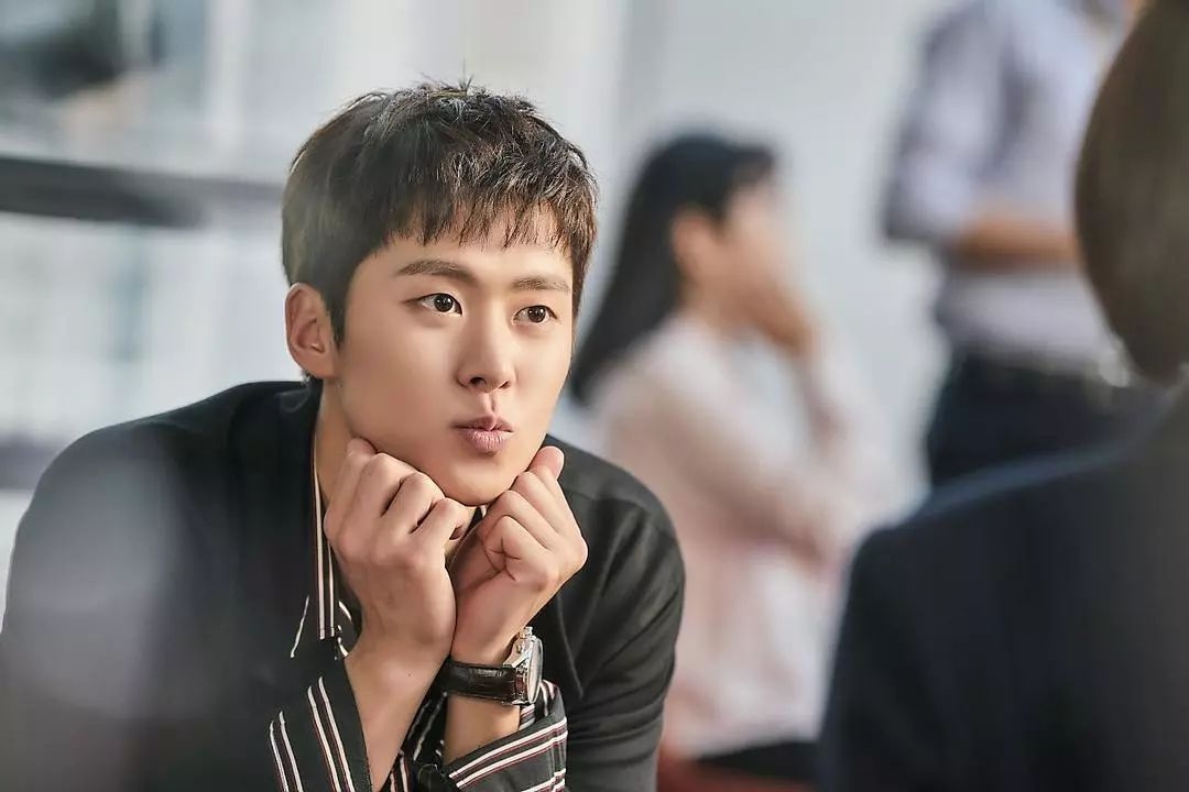 而这部剧的男二则是由94年出生的大长腿小哥哥孔明(金东炫)饰演,诼镲