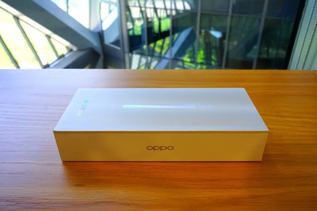 老规矩先箱,本来开箱环节我打算精简一下,但这次reno的包装