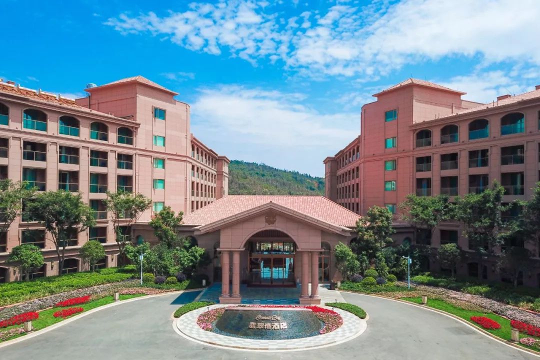 6月1日惊艳亮相这个度假天堂旗下的首个酒店—翡翠湾酒店被誉为云南