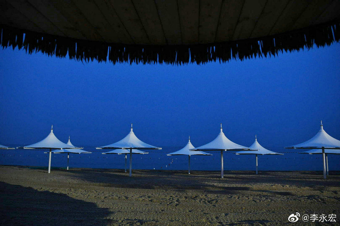 夜探大连旅顺口区塔河湾浴场.浴场近期进行升级改造