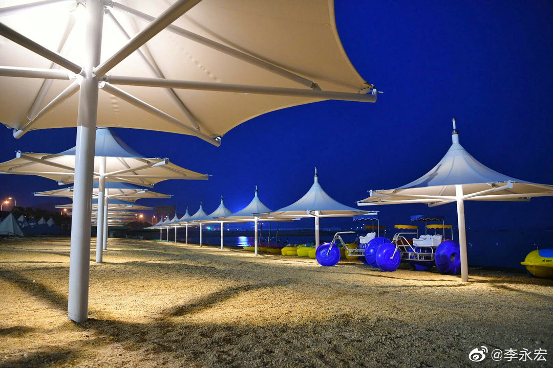 夜探大连旅顺口区塔河湾浴场.浴场近期进行升级改造