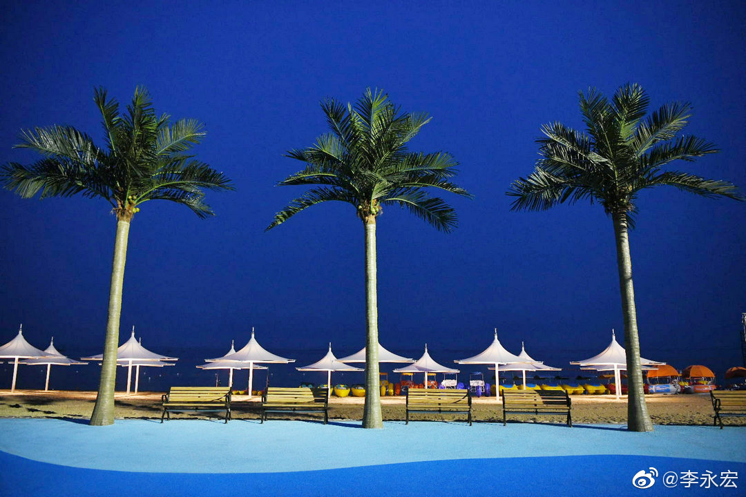 夜探大连旅顺口区塔河湾浴场.浴场近期进行升级改造