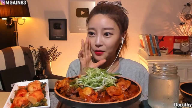 吃播视频 韩国小姐姐多萝西吃超辣的扇贝宽粉