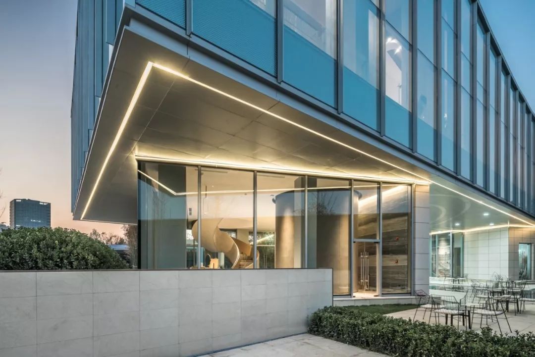 万科"新极简"示范区,首层架空,完美的石材与玻璃立面设计__财经头条