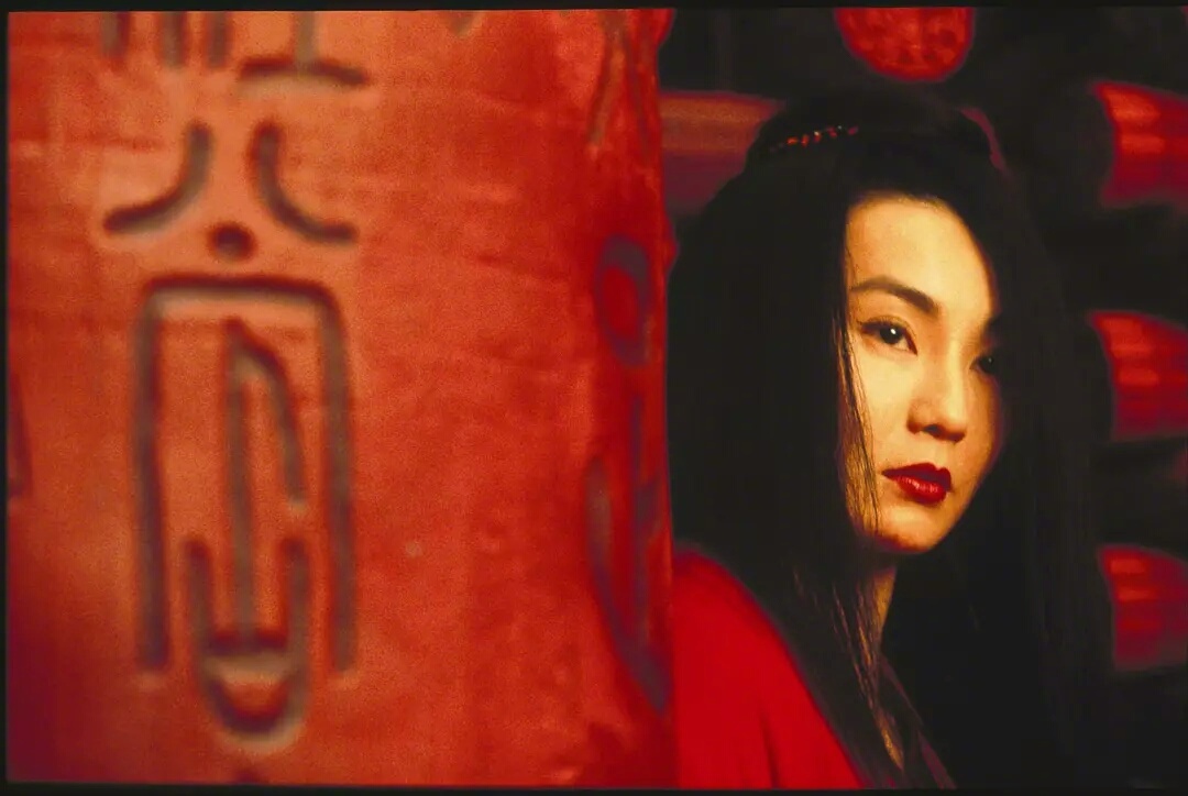 张曼玉在英雄里的扮相红衣的章子怡虽然年轻生猛