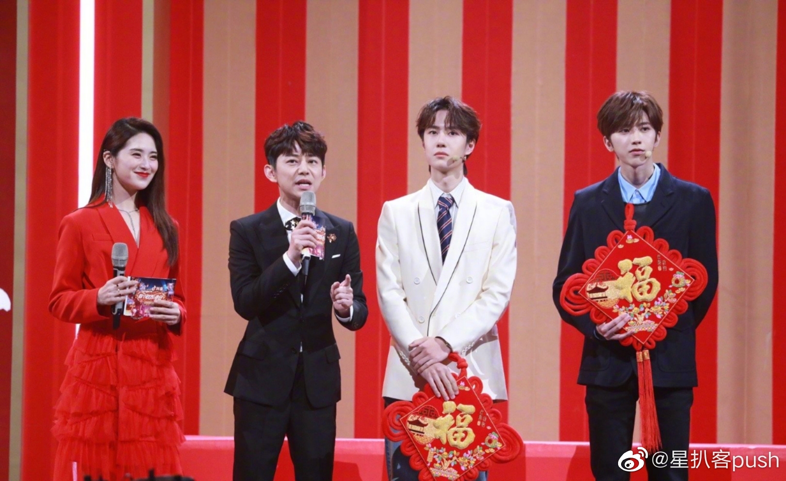 王一博蔡徐坤同框.两位大长腿美少年,一个清爽一个优雅