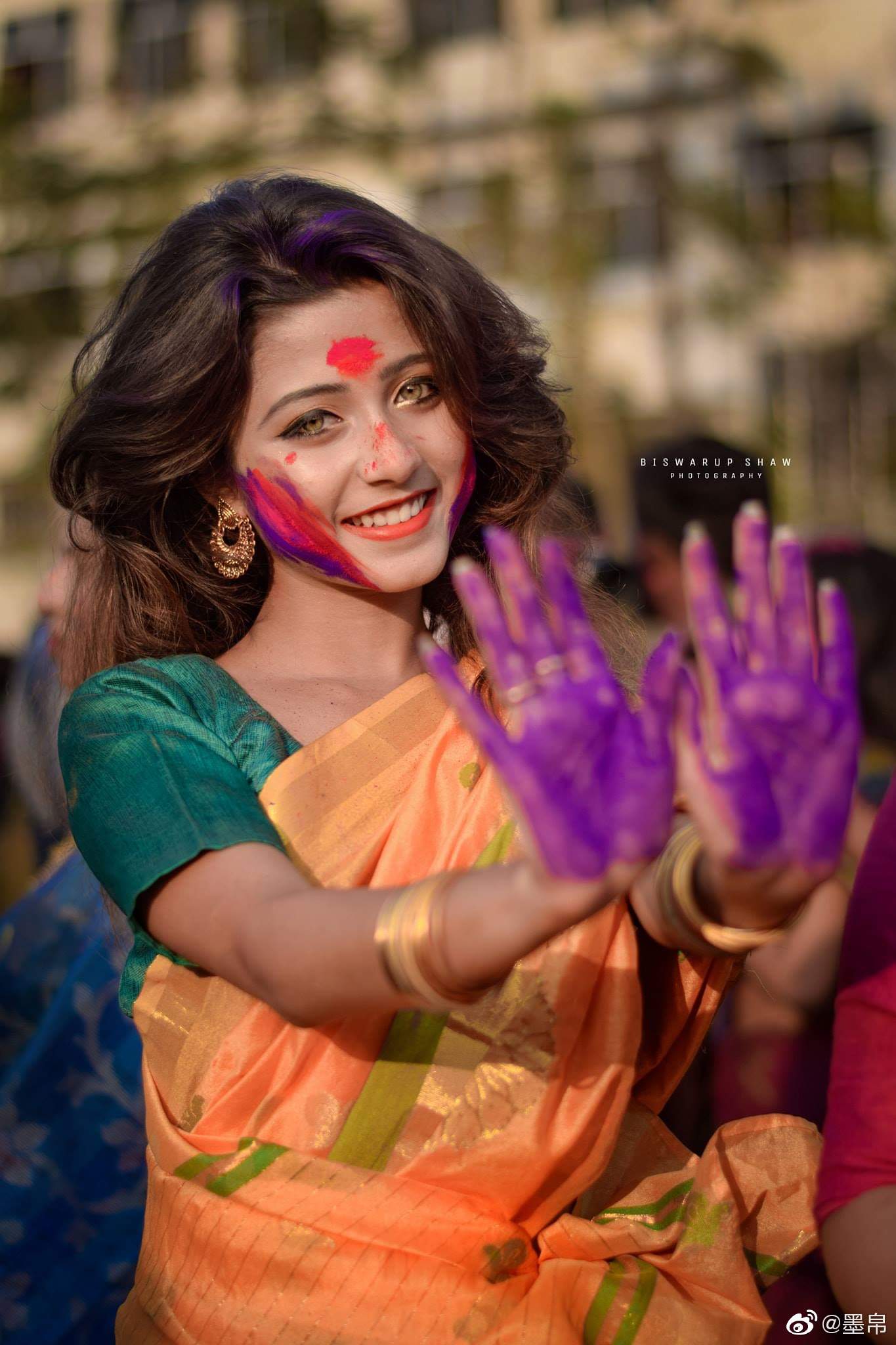 印度胡里节琥珀绿眼睛女孩