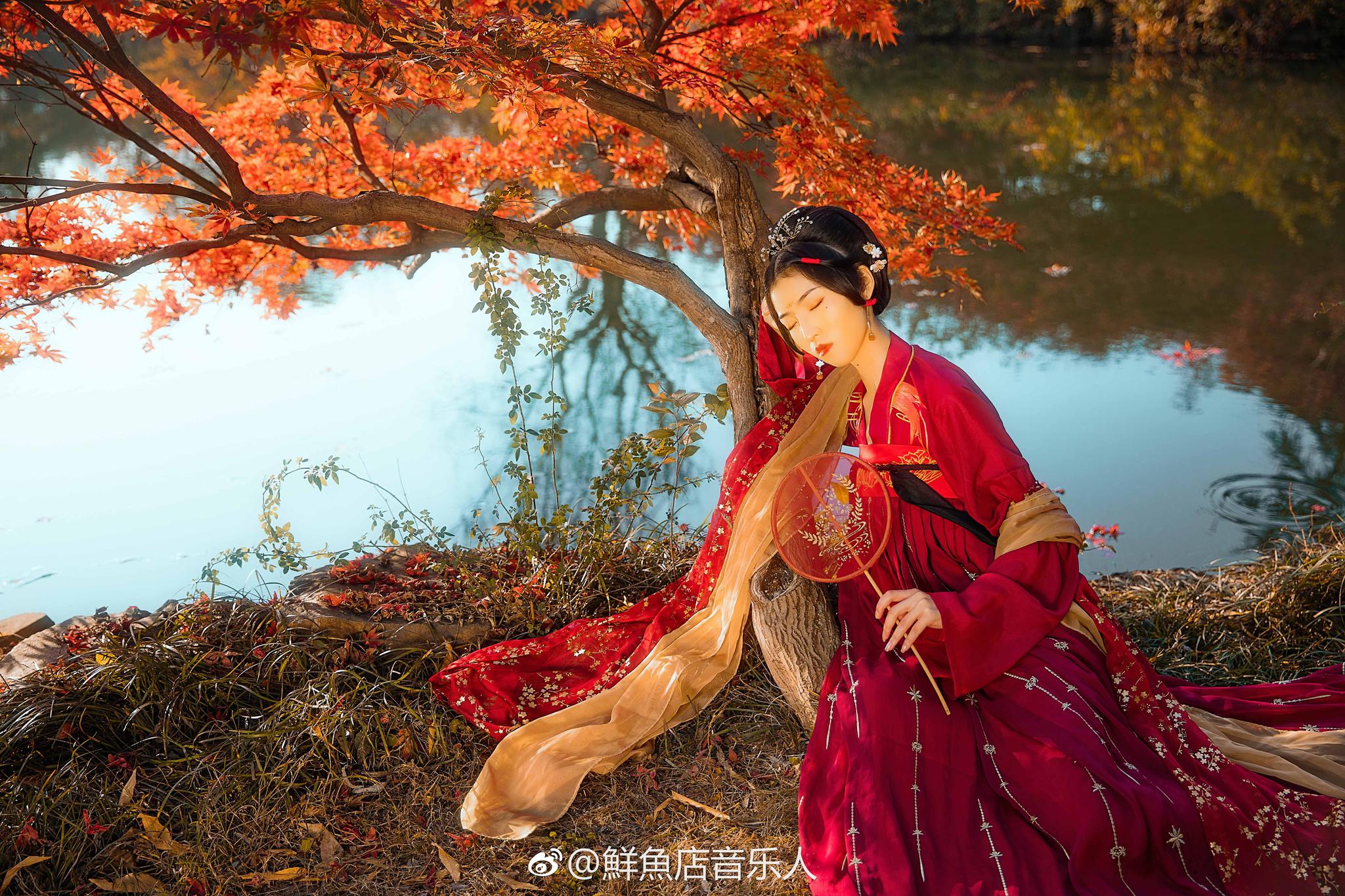 一林枫叶堕愁红.归去暮烟深处,听疏钟