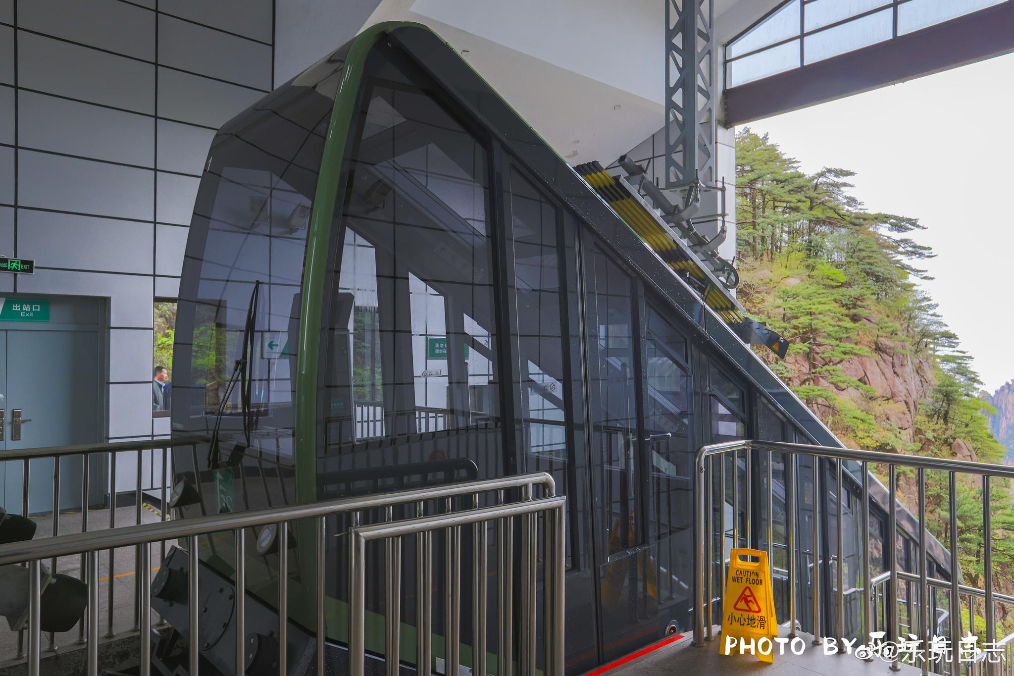 黄山西海大峡谷网红小火车,往返于云海和排云溪之间