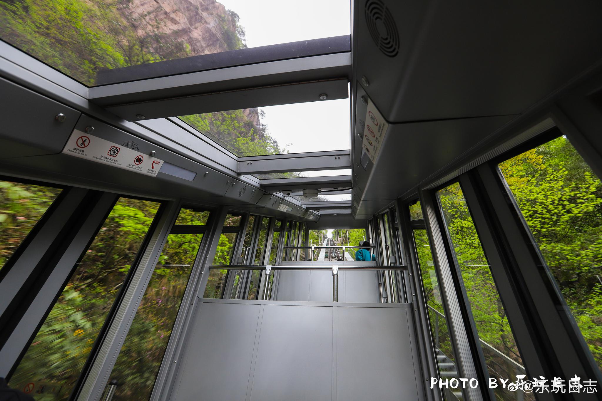 黄山西海大峡谷网红小火车,往返于云海和排云溪之间