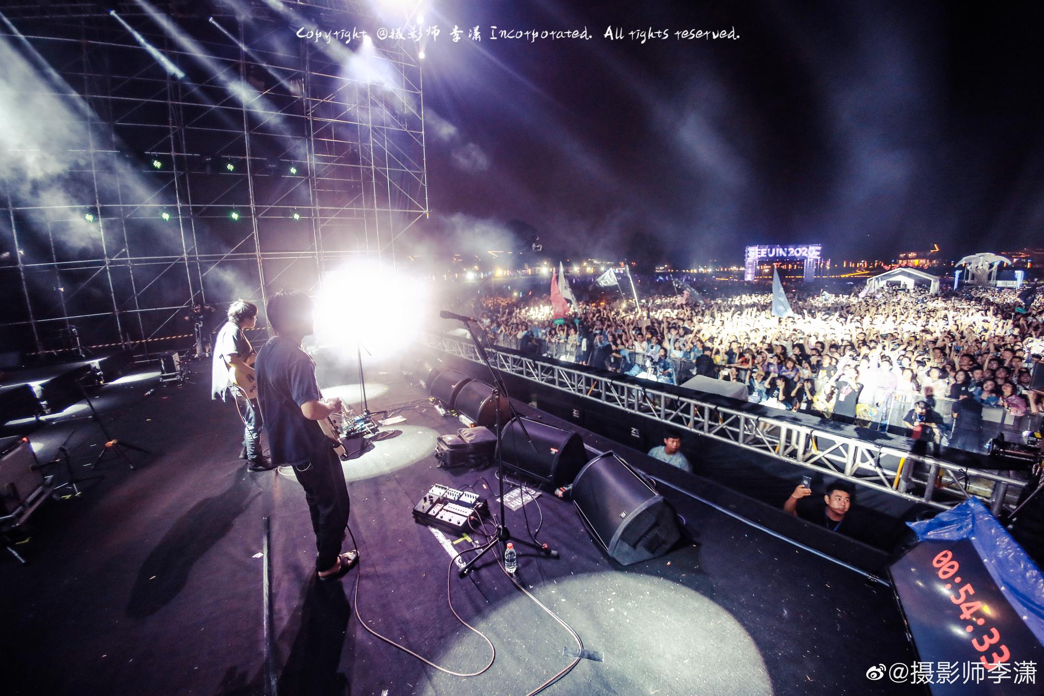 星巢音乐节草东没有派对,对于草东的现场来讲就一个字