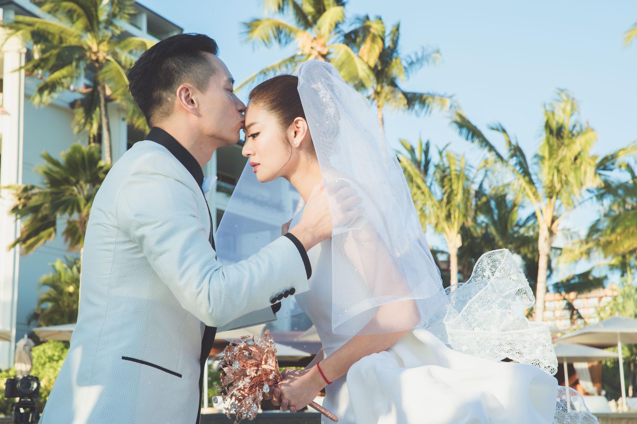 时隔4年,安以轩与富豪陈荣炼传出婚讯,两人在夏威夷举行了盛大豪华