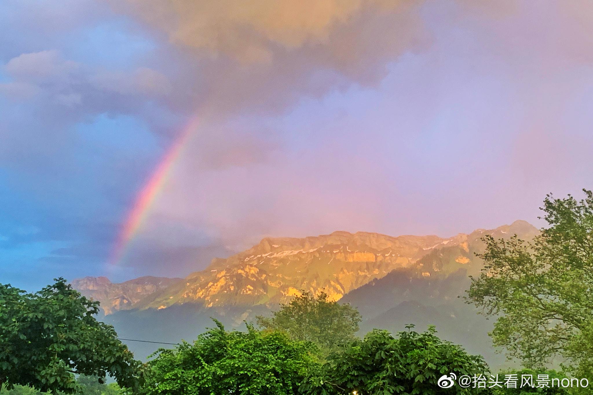 瑞士幸运的因特拉肯雨后彩虹与日照金山