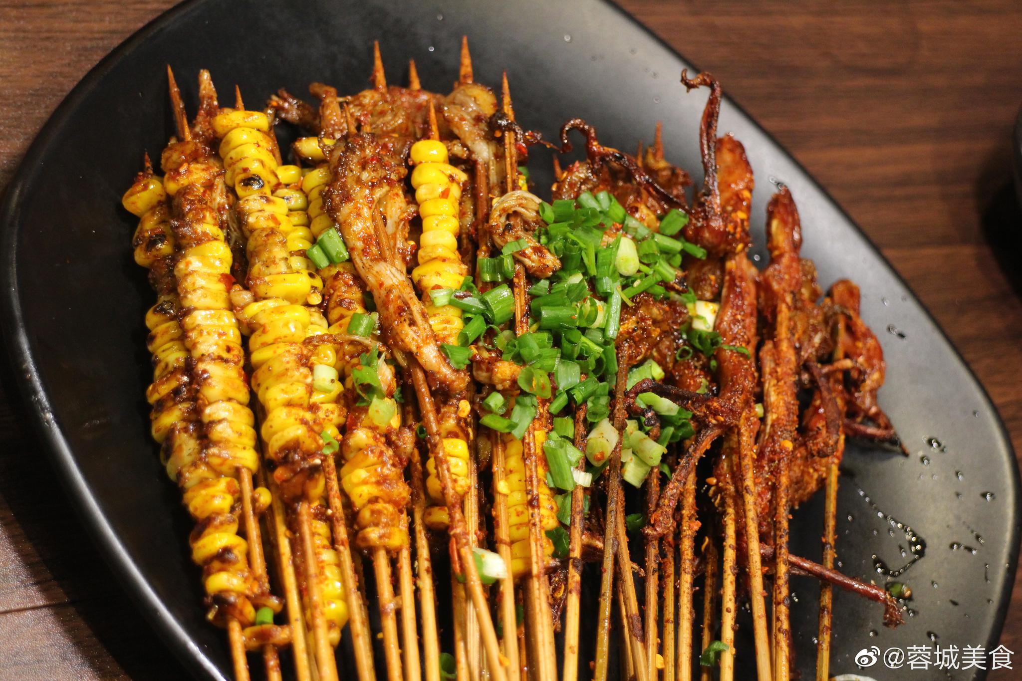 小龙虾还是烧烤呢? @鲜城