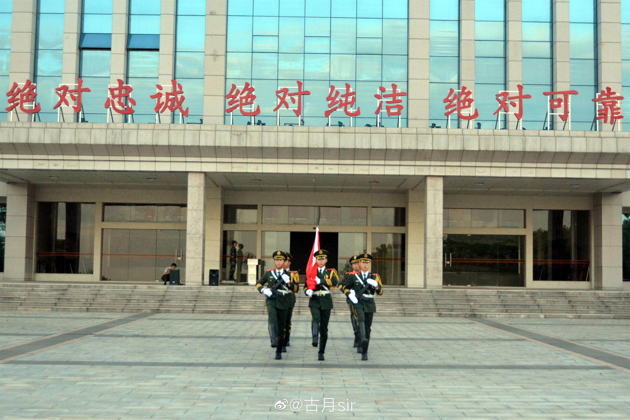 武警江西总队机动支队举行建军节升旗宣誓仪式