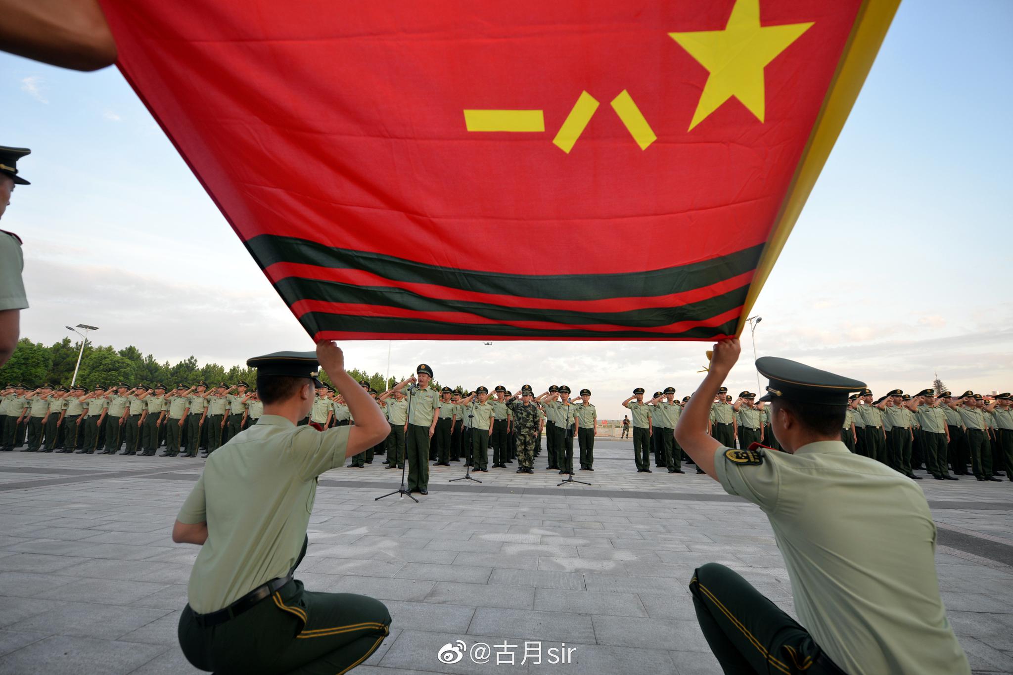 武警江西总队机动支队举行建军节升旗宣誓仪式