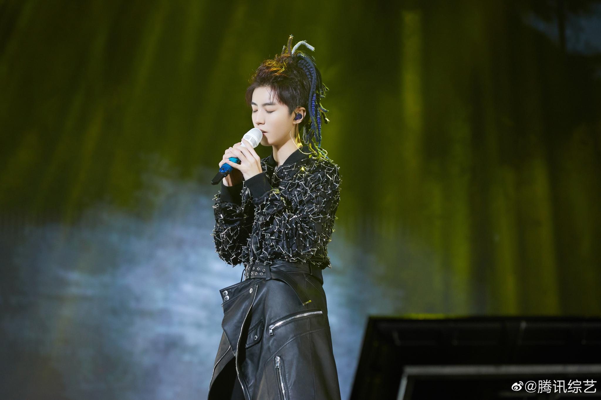 在自己的首场个人演唱会上,王俊凯挑战星空脏辫造型