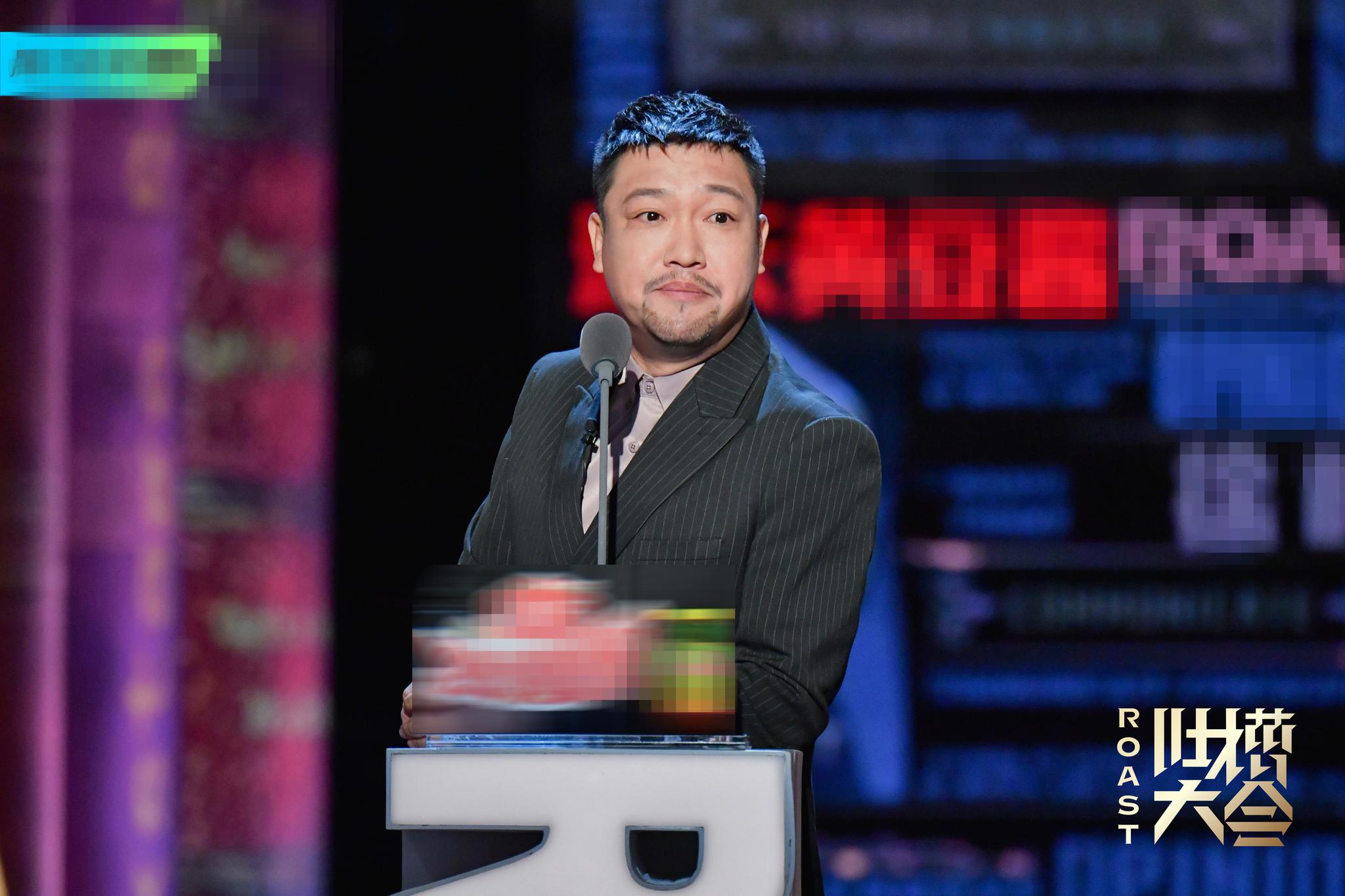 贾冰新电影首映礼欢脱玩梗 携手徐峥亮相节目互怼升级