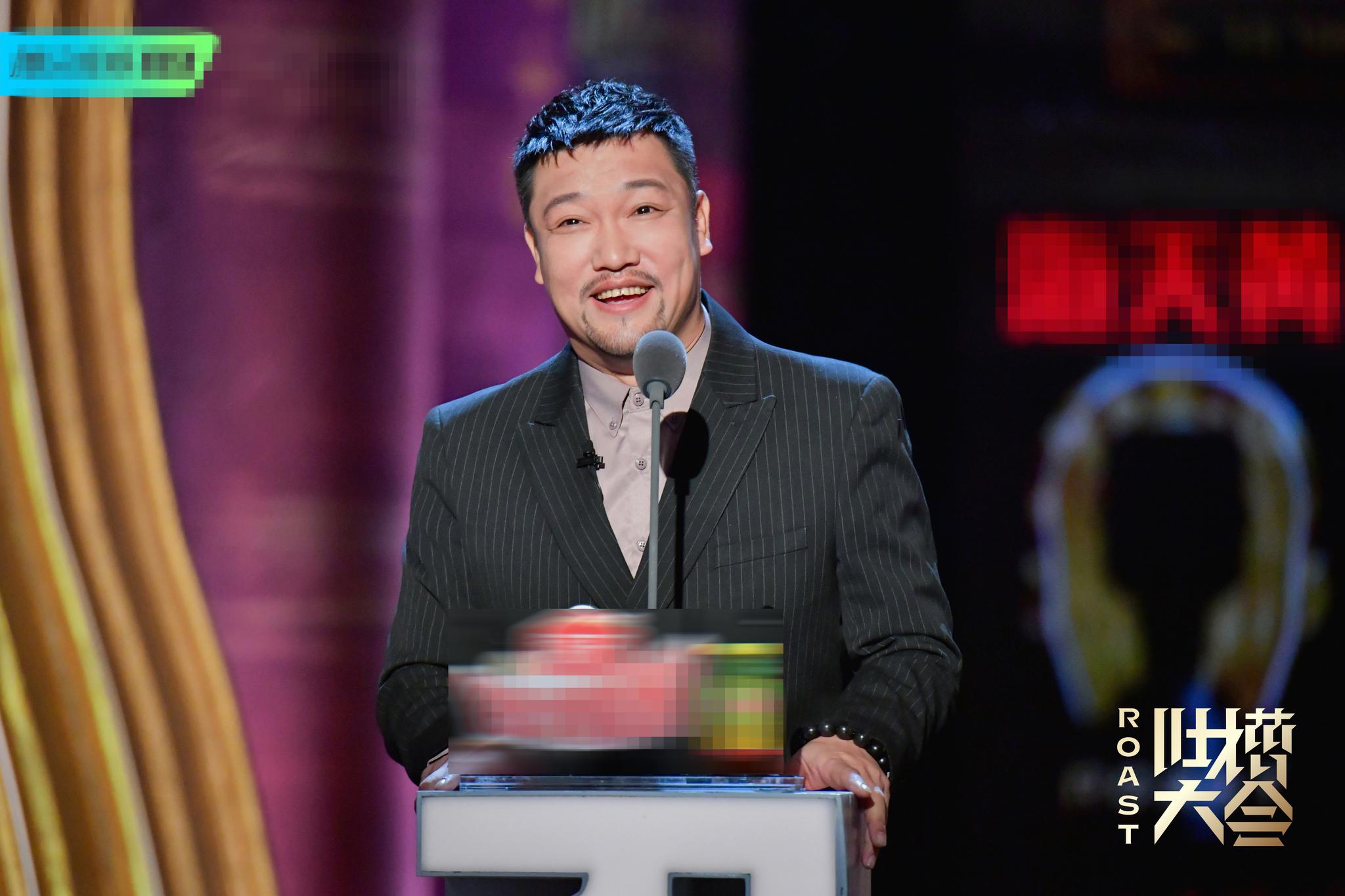 贾冰新电影首映礼欢脱玩梗 携手徐峥亮相节目互怼升级