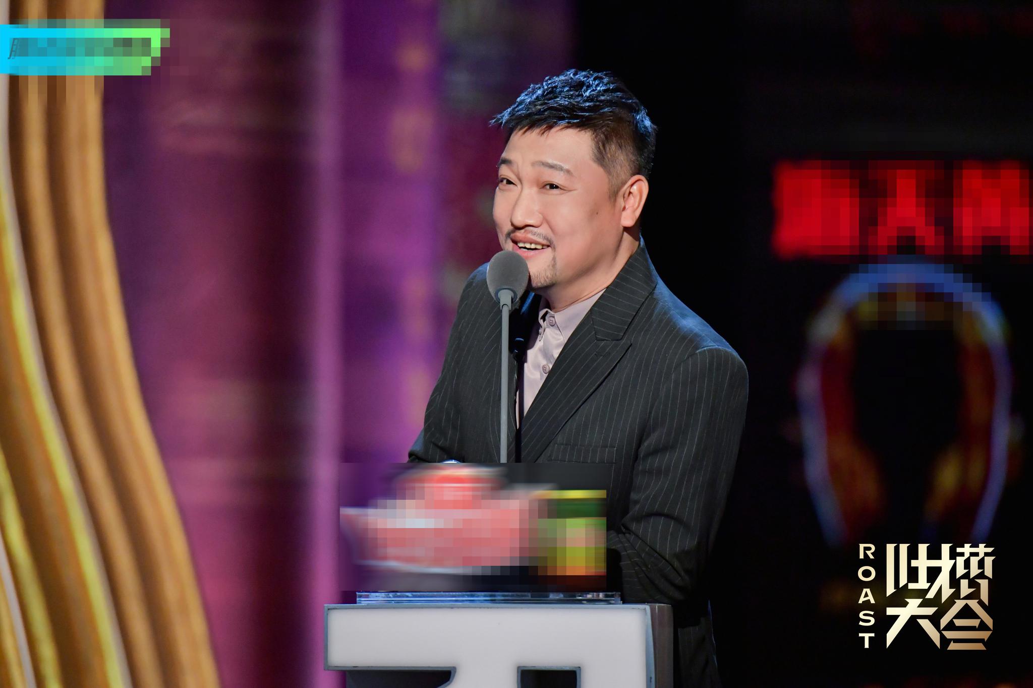 贾冰新电影首映礼欢脱玩梗 携手徐峥亮相节目互怼升级