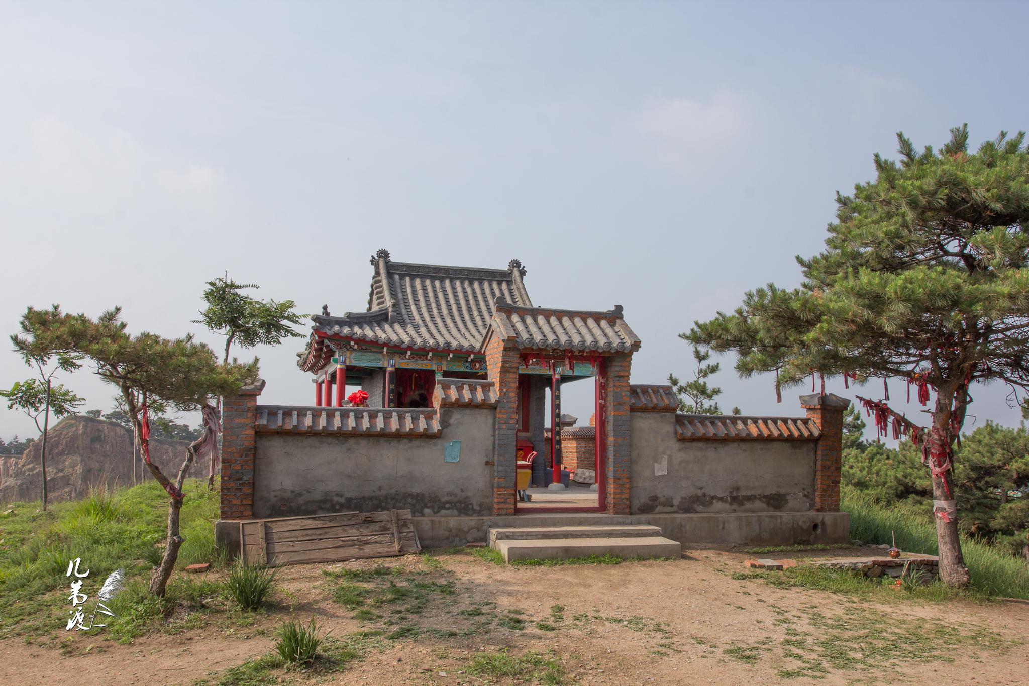 沈阳七星山(二)走上小山顶,看看残破的辽塔,传建于辽道宗咸雍十年.