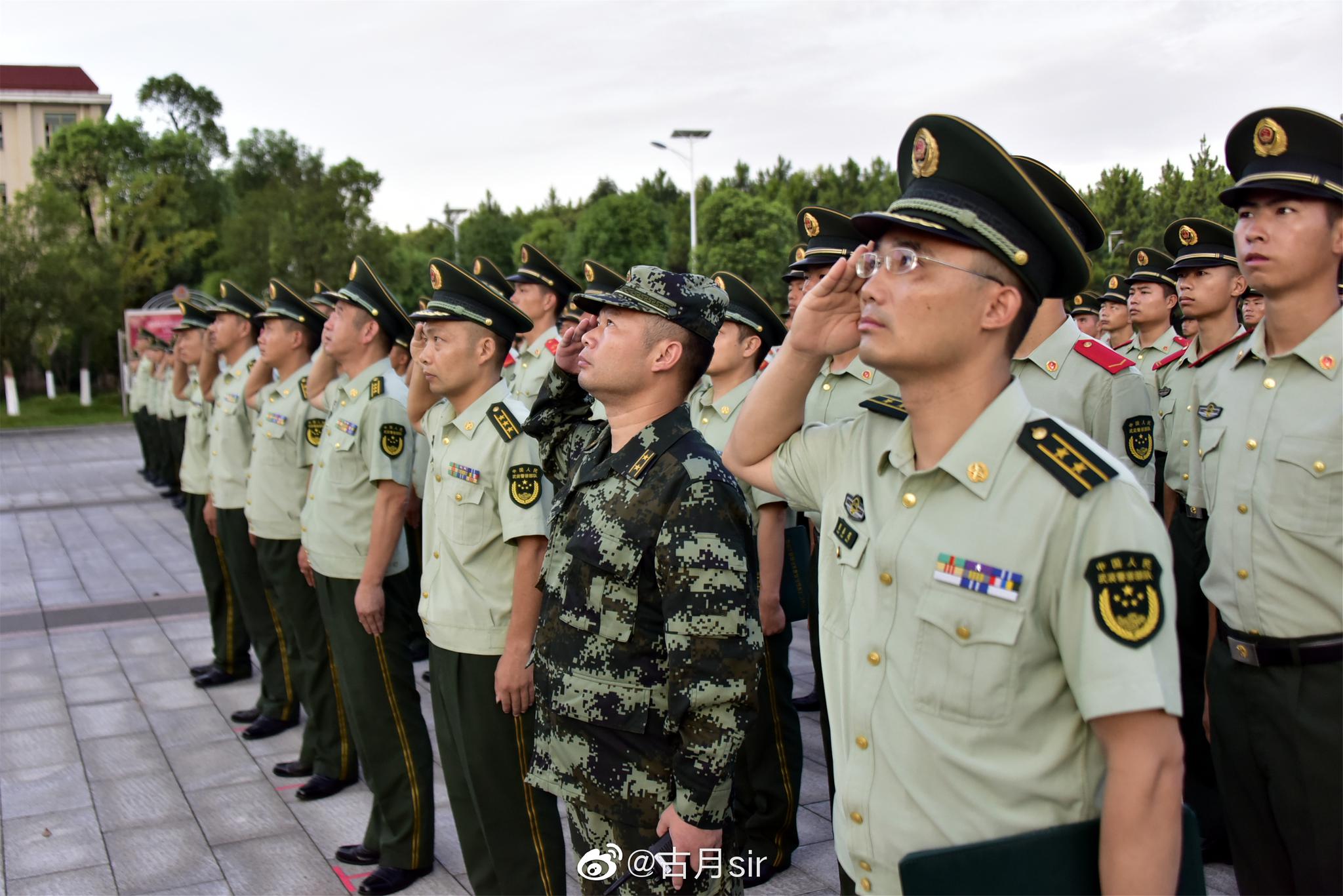 武警江西总队机动支队举行建军节升旗宣誓仪式