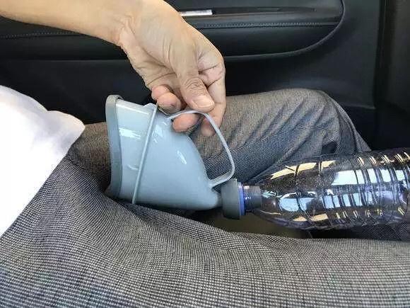 新年回家走高速堵车"尿急"咋办?男性用空瓶,女性该怎么处理?