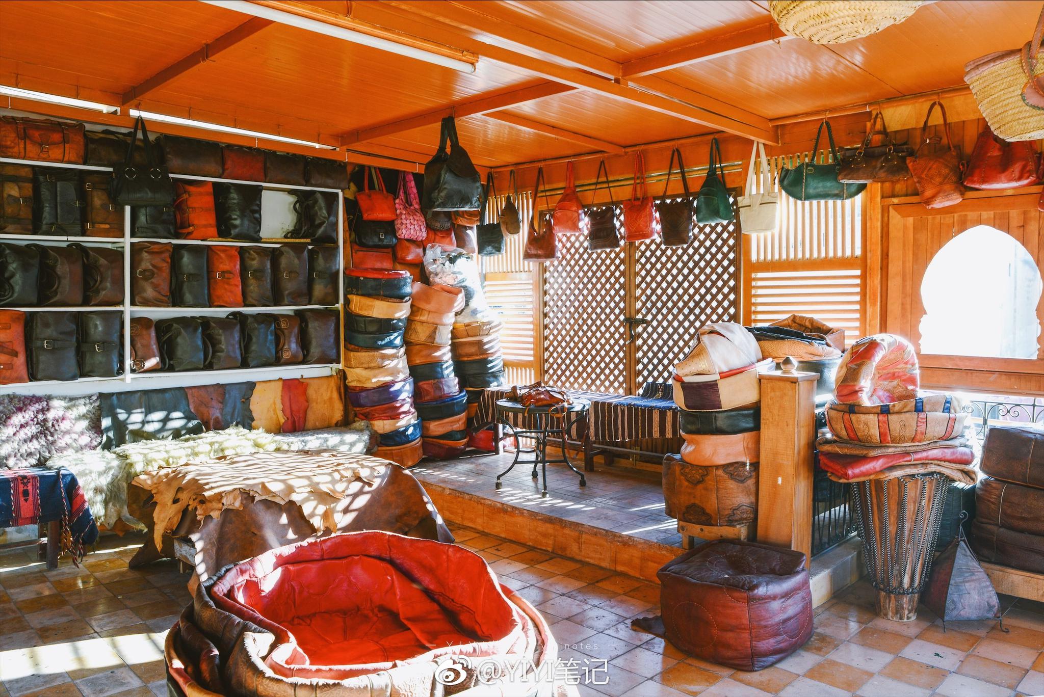 菲斯的皮革染坊染匠们站在五颜六色的大染缸上